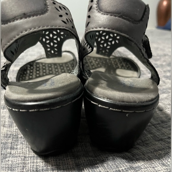 JBU gray sandals. - Picture 3 of 6